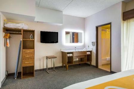 Quality Suites Lansing West - 31
