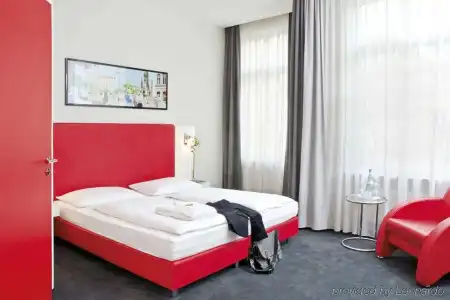 Garner Berlin - Checkpoint Charlie by IHG - 6