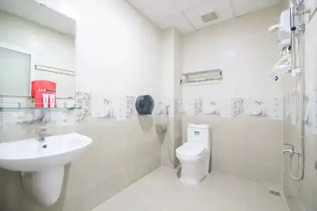 RedDoorz Plus @ Nguyen Van Troi - 7