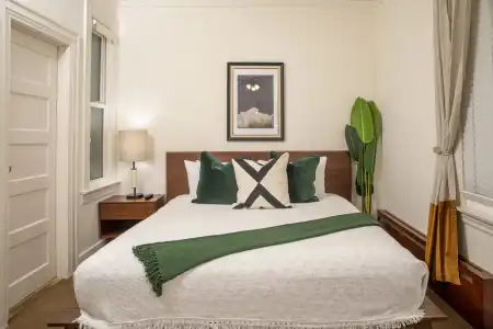 Washington Square Inn - 121
