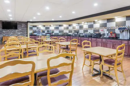 Ramada Macon - 19