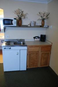 Merrill Field Inn - 11