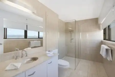 Burleigh Esplanade Beachfront Apartments - 9