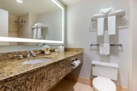 Best Western Plus Bayside Inn - 9