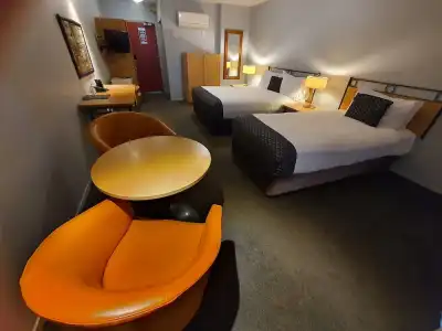 Off Broadway Motel - 4