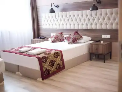 The Reina - 30
