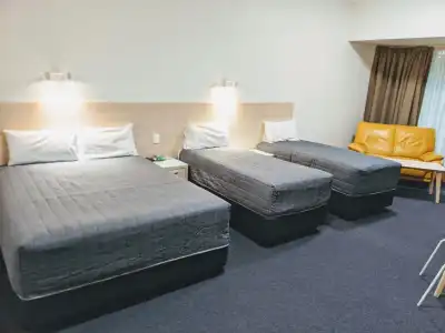 Mayfair Plaza Motel - 5