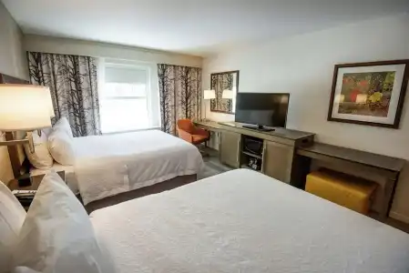 Hampton Inn and Suites Manchester - 35