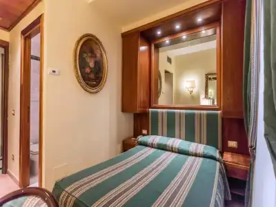 Raeli Noto - 27