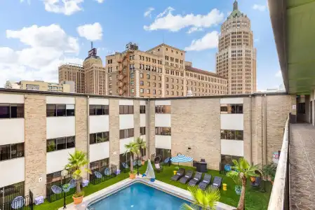 Riverwalk Plaza - 19