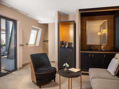 Niepce Paris, Curio Collection by Hilton - 20