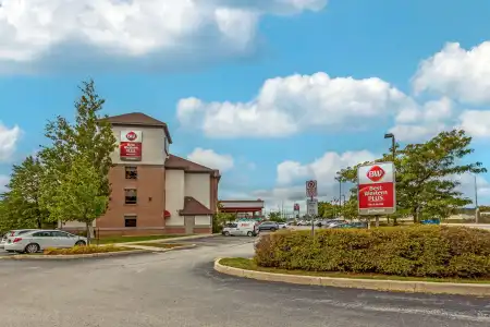 Best Western Plus Burlington Inn & Suites - 24