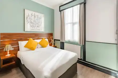Huttons, Victoria London - 8