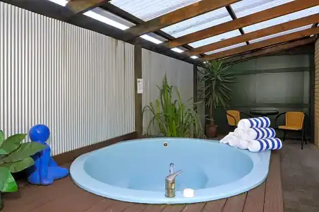 Fenton Court Motel - 55