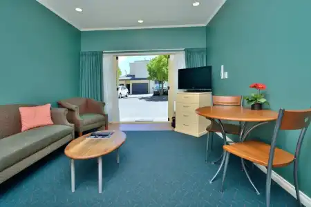 Shoreline Motel - 16