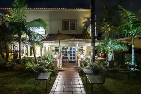 Crown City Inn - 11