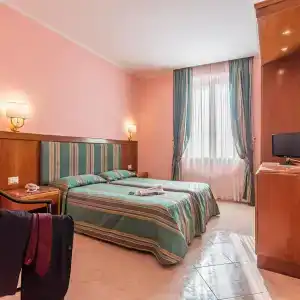 Raeli Siracusa - 38