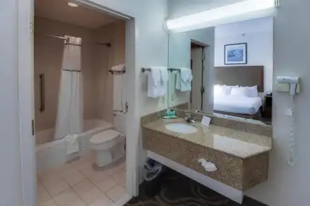 Ashmore Inn and Suites - 35