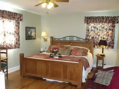 Hemlock Inn - 2