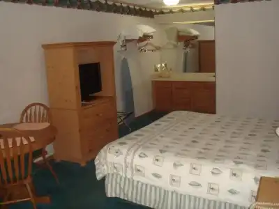 Townhouse Inn & Suites Omaha - 17