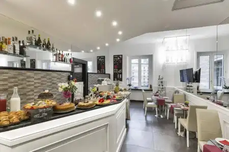 Piazza Carità - 12