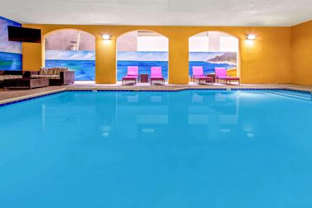 La Quinta Inn & Suites by Wyndham Anaheim - 12