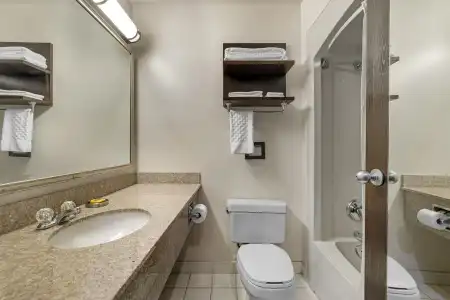 Best Western Plus Stoneridge Inn & Conference Centre - 7