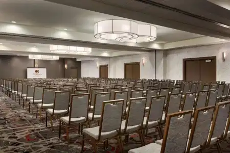 DoubleTree by Hilton Toronto Airport - 40