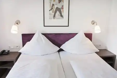 Bayerischer Hof - 100