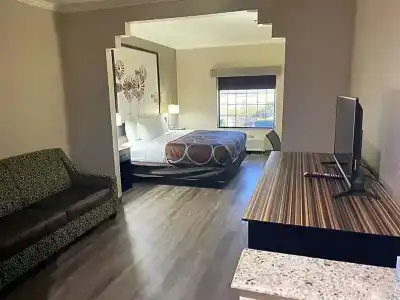 Super 8 by Wyndham San Antonio/Alamodome Area - 43