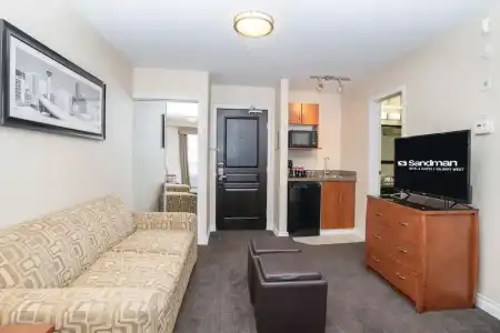 Sandmans & Suites Calgary West - 73