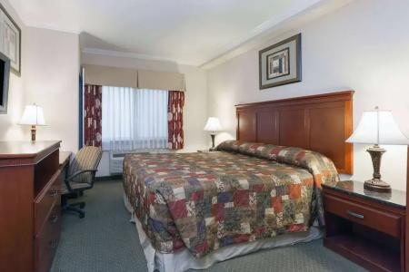 Howard Johnson by Wyndham Bakersfield - 10