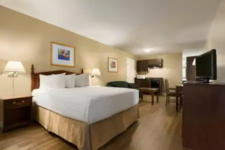Days Inn by Wyndham Vernon - 1