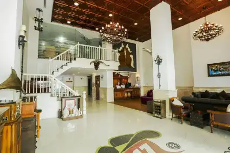 Seventeen Saloon - 14