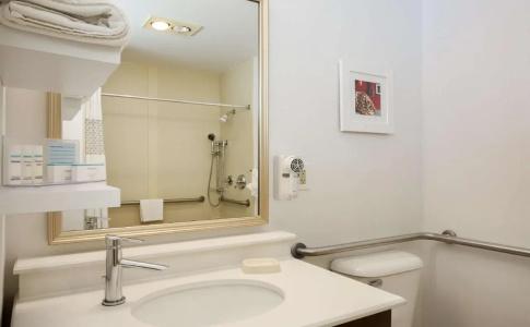Hampton Inn Anchorage - 7
