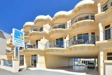 Shoreline Motel - 3