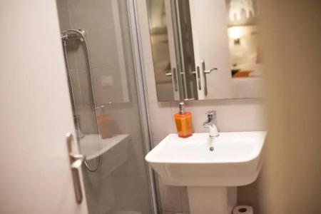 Hostal Live Barcelona - 25