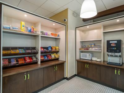 Holiday Inn Greensboro Coliseum by IHG - 8