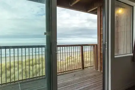 Cozy Cove Beachfront Resort Inn - 6