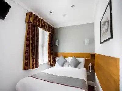London Guest House by OYO - Acton - 109