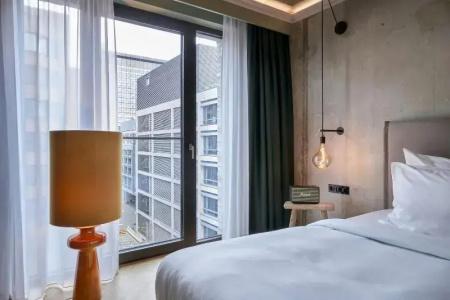 Gekko House, Frankfurt, a Tribute Portfolio - 100