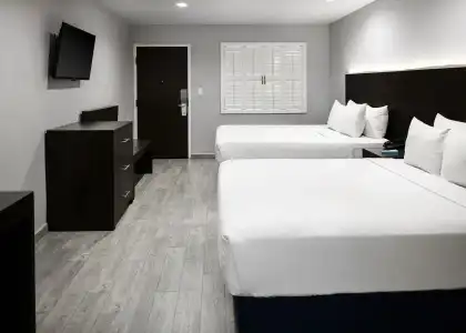 Hollywood Inn Express LAX - 2