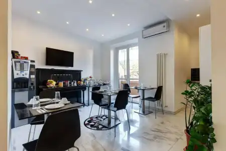Little Rhome Suites - 16