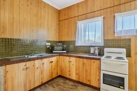Riverfront Motel & Restaurant - 105