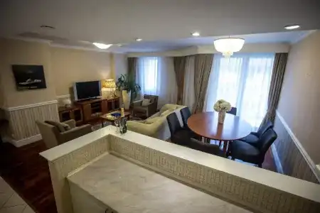 Queen's Court & Residence - 67