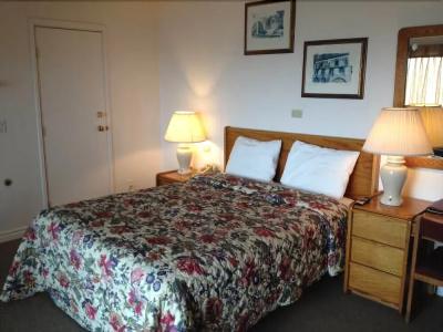 Cozy Cove Beachfront Resort Inn - 4