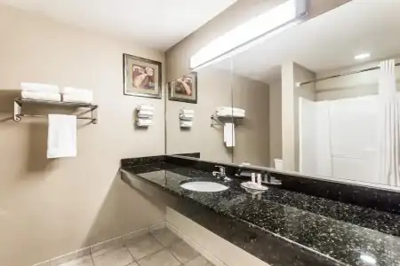 Days Inn & Suites by Wyndham Lakeland - 131