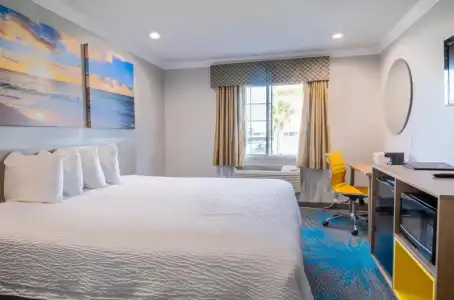Days Inn by Wyndham Santa Monica - 22