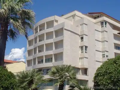 Sina Astor - 0