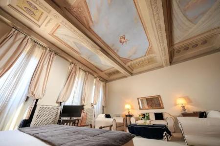 J and J Historic House - 39